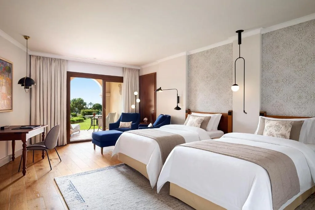 Quarto Duplo Deluxe com acesso ao jardim - 2 camas — The St. Regis Mardavall Mallorca Resort