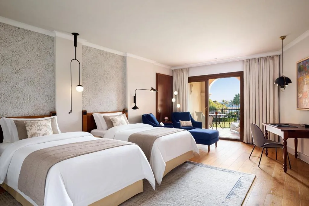 Quarto Duplo Deluxe com vista para o mar - 2 camas — The St. Regis Mardavall Mallorca Resort