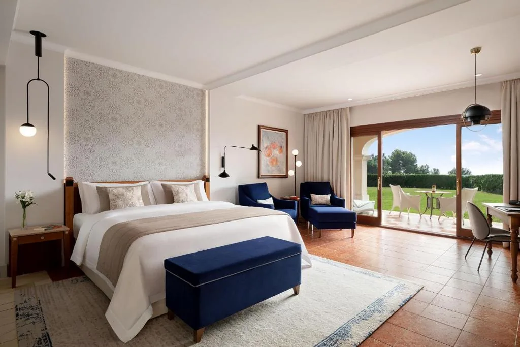 Suite Júnior com acesso ao jardim — The St. Regis Mardavall Mallorca Resort