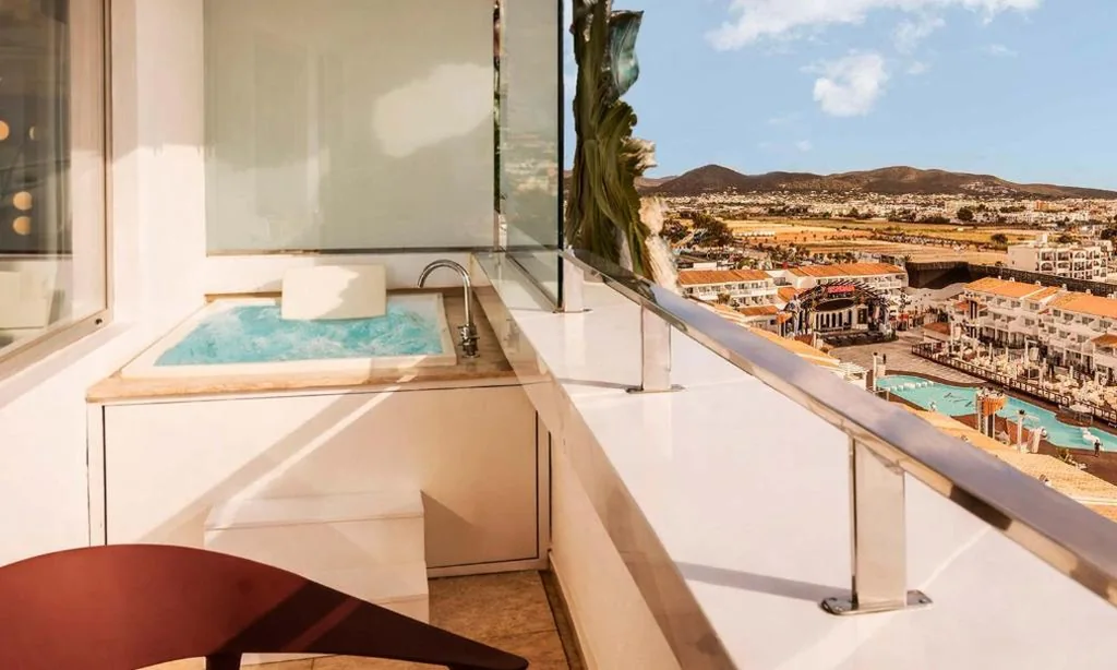 Suite Anything Can Happen con vistas al escenario - Entrada al Ushuaïa Club incluida — The Unexpected Ibiza Hotel - Ushuaïa Club entrance included