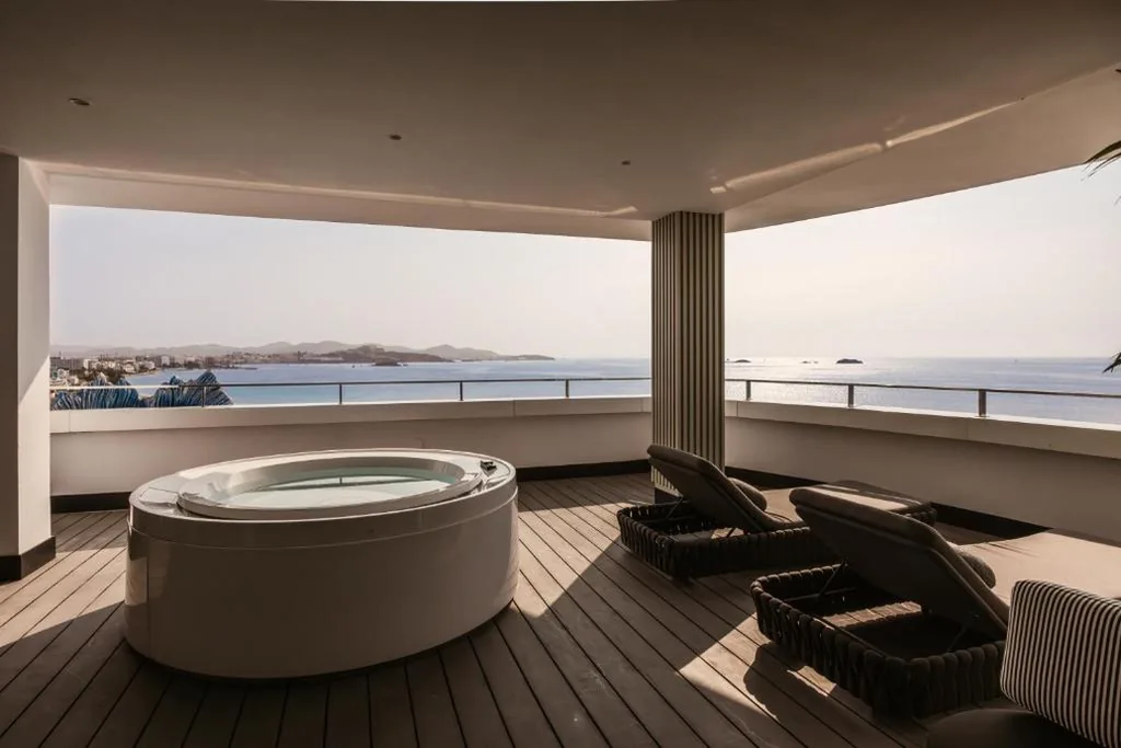 Suite - Estoy en la cima del mundo - Entrada al Club Ushuaia incluida — The Unexpected Ibiza Hotel - Ushuaïa Club entrance included