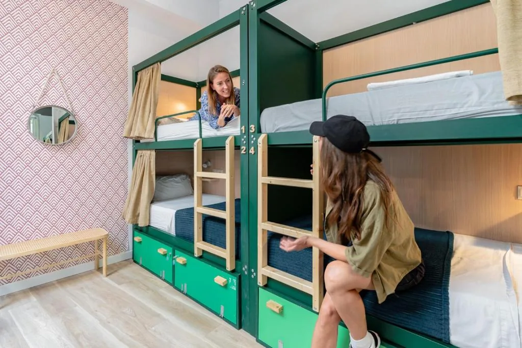 Posto letto in dormitorio misto Deluxe da 8 posti — The Urban Jungle Hostel