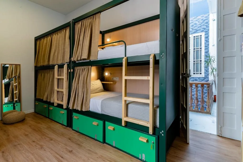 Posto letto in dormitorio misto da 8 posti con balcone — The Urban Jungle Hostel