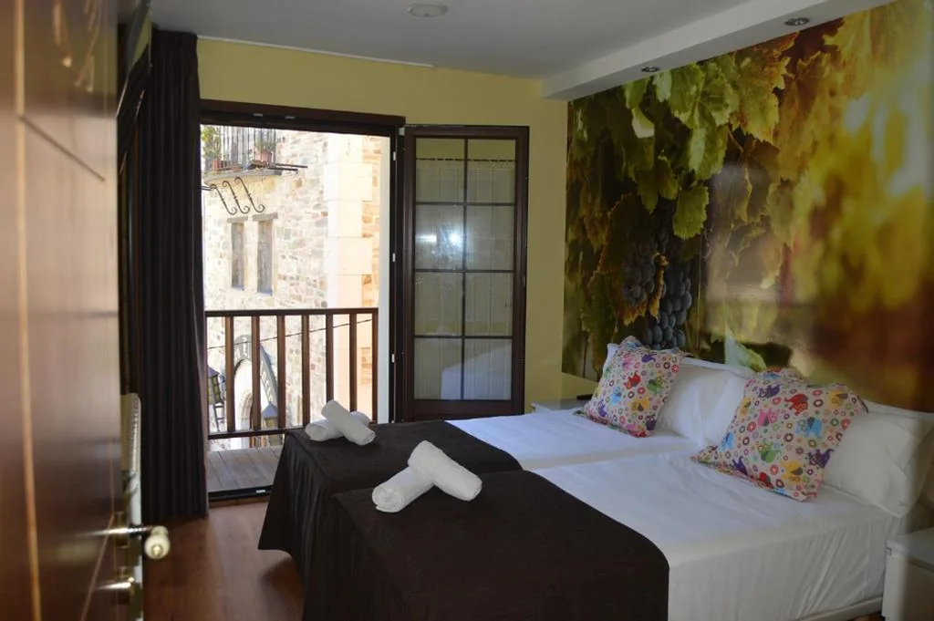 Habitación Doble Deluxe — The Way Hostel Molinaseca -Grupo Rosa Azul