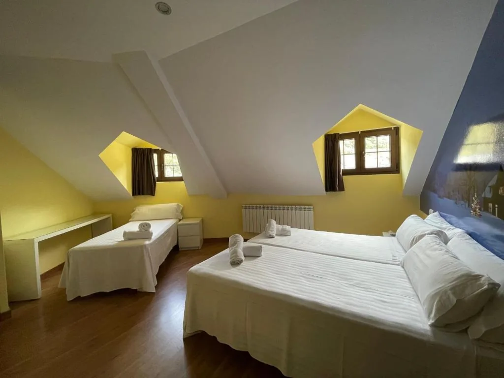 Habitación Triple Básica — The Way Hostel Molinaseca -Grupo Rosa Azul