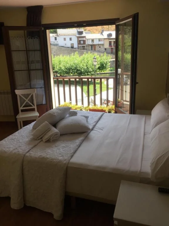 Suite Familiar con balcón — The Way Hostel Molinaseca -Grupo Rosa Azul