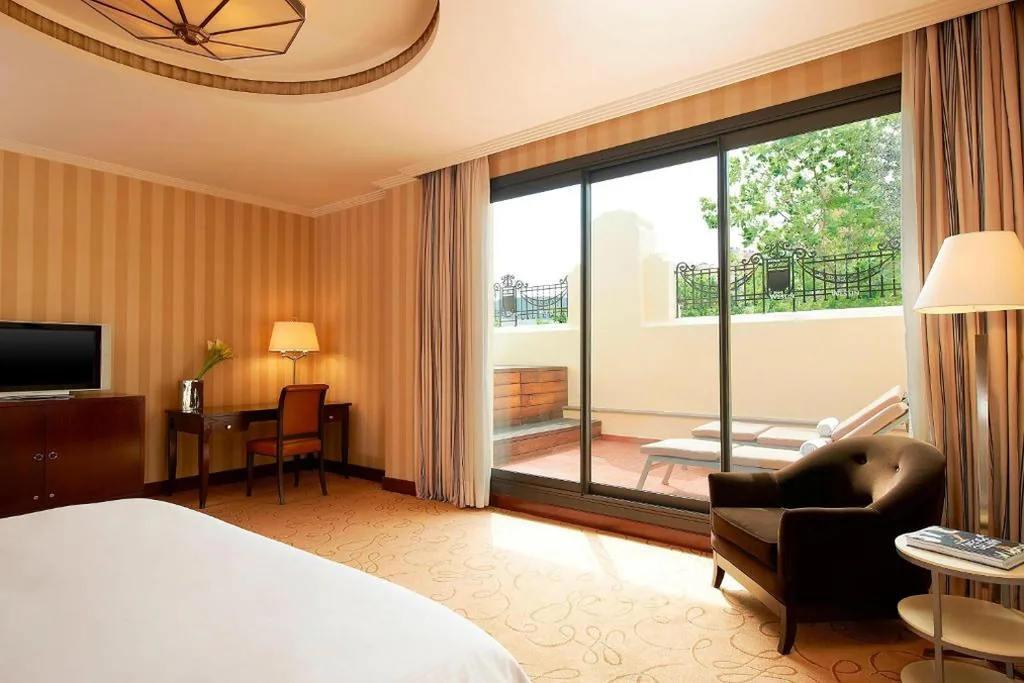Chambre Supérieure avec baignoire à hydromassage - 1 très grand lit — The Westin Valencia