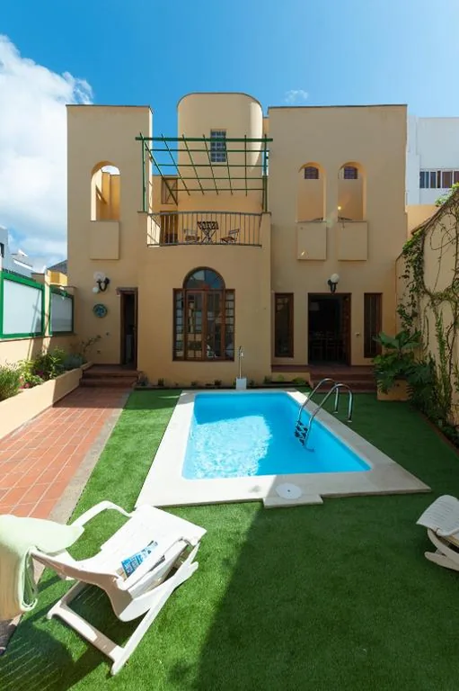 Villa con piscina privata — The Yellow House - Solarium - Climatized Pool