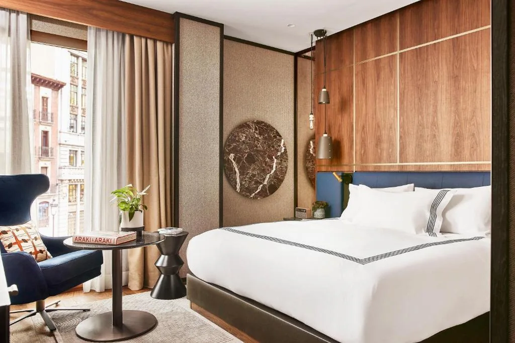 Camera con letto king size e vista sulla città — Thompson Madrid, by Hyatt