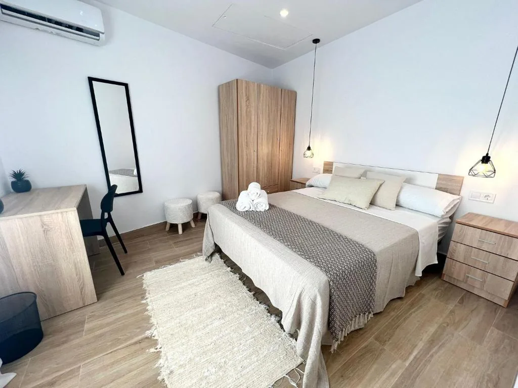 Deluxe Double Room with Extra Bed — Thor Hostal Boutique