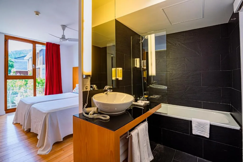 Doppelzimmer mit Zustellbett (2 Erwachsene + 1 Kind) — Tierra de Biescas
