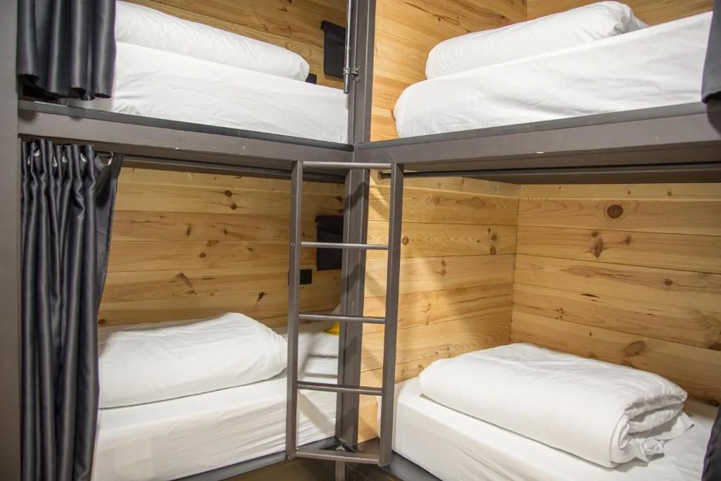 Quarto Quádruplo com casa de banho privativa — Tinto Dreams Hostel