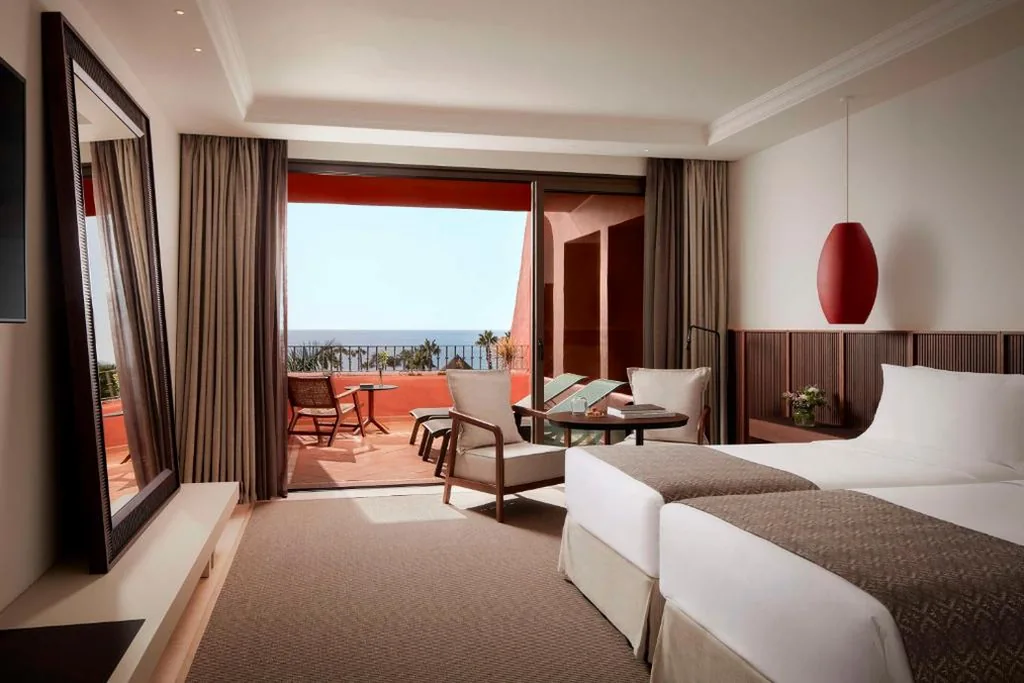 Habitación Doble Premium con vistas al océano, terraza y cama supletoria (2 adultos + 1 niño) - 1 o 2 camas — Tivoli La Caleta Resort