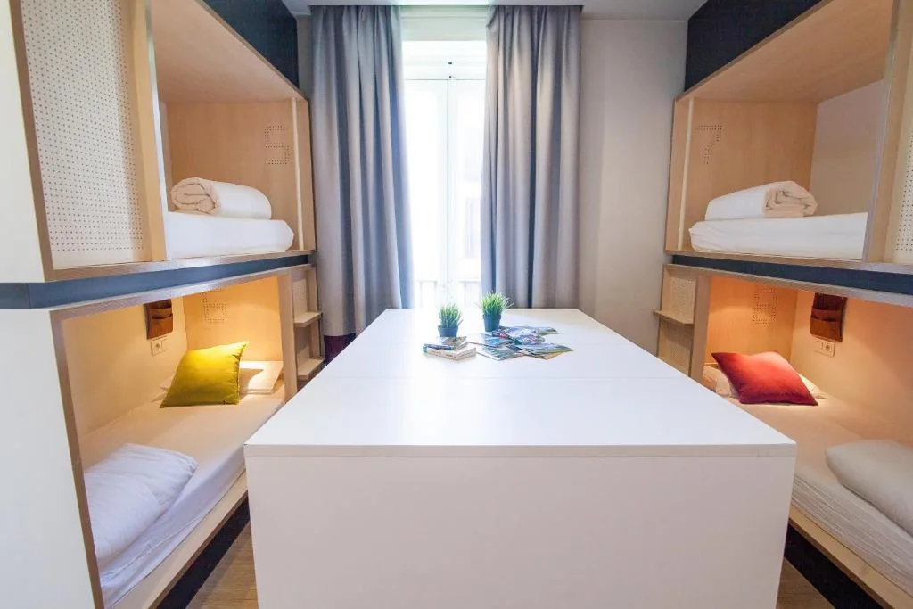 Cama en habitación compartida mixta de 8 camas — Toc Hostel Madrid