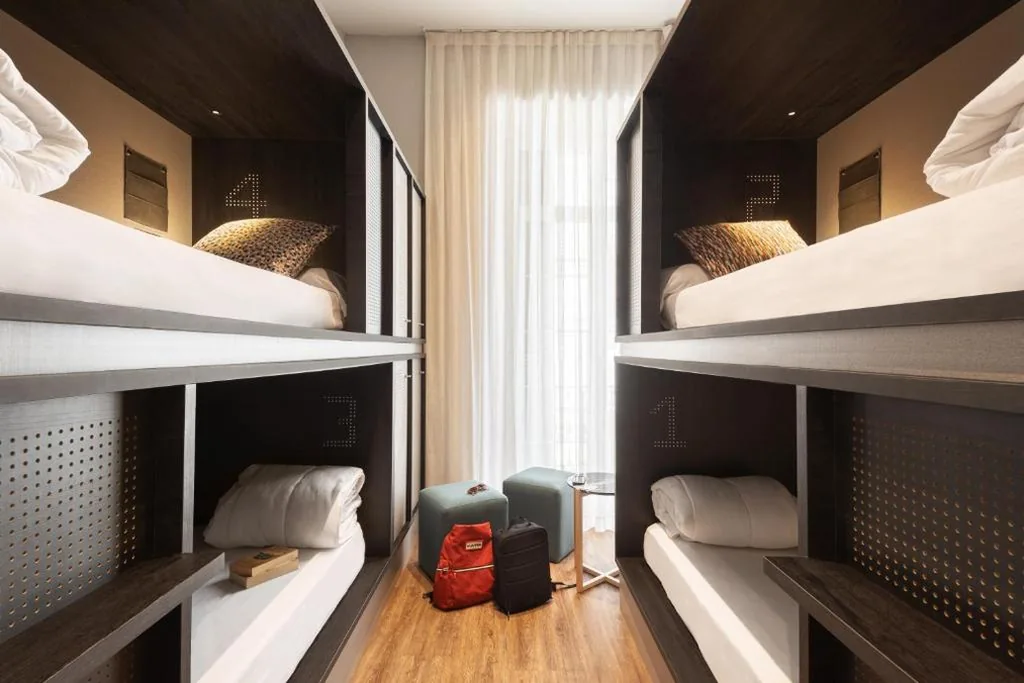 4人用ドミトリーのベッド — TOC Hostel Malaga