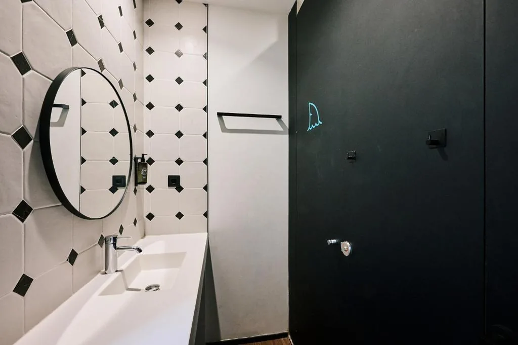 6人用ドミトリーのベッド — TOC Hostel Malaga