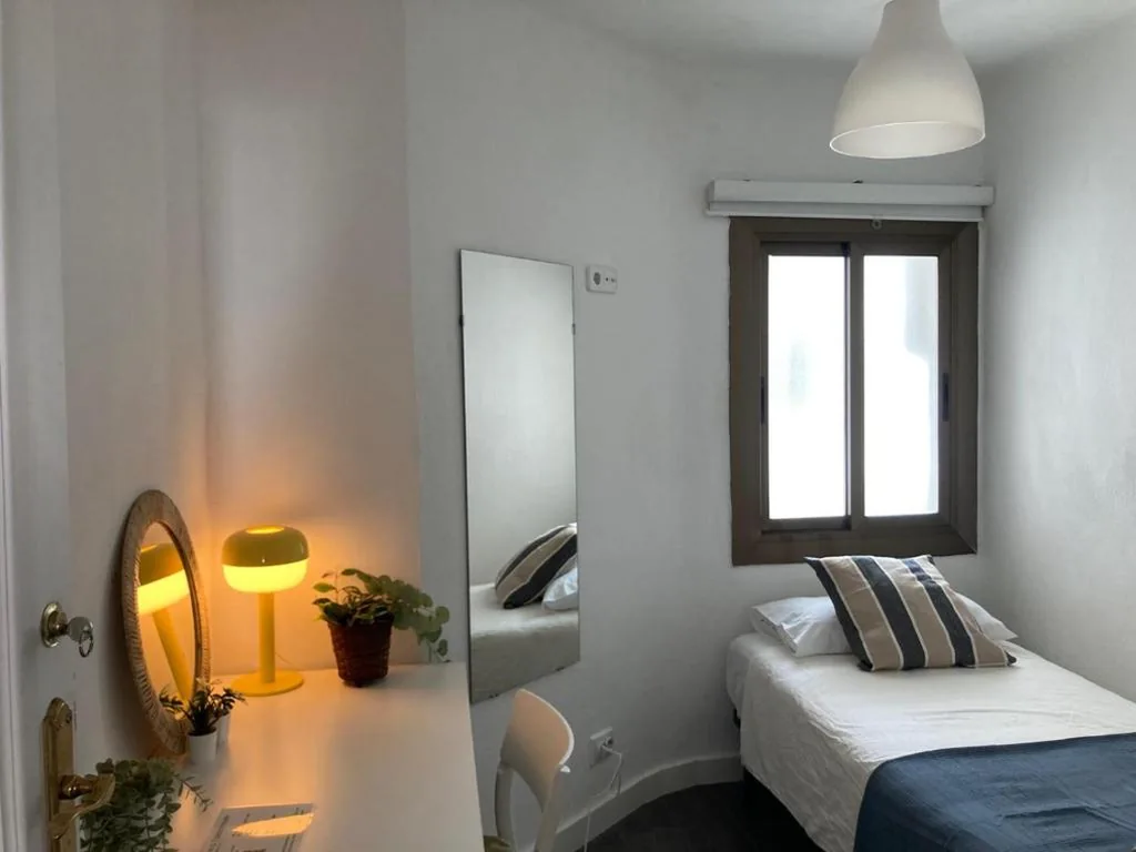 Camera singola con bagno in comune — Toledo House Habitacion privada en apartamento y baño compartido 3 planta sin ascensor