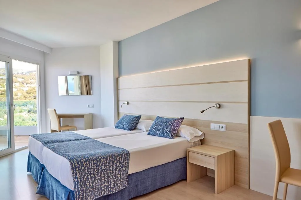 Doppelzimmer mit Balkon und Meerblick — Tomir Portals Suites - Adults Only