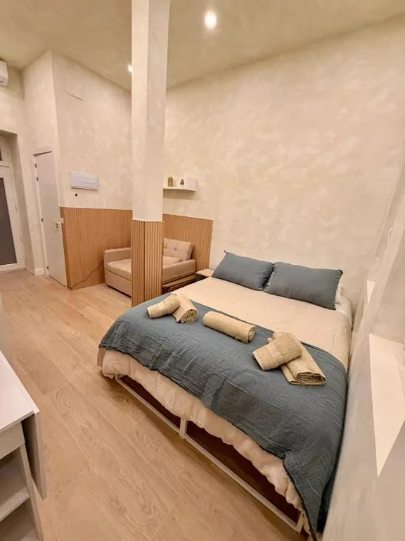 Habitación Triple con baño privado — TOP Beddie & Brekkie Barrio Salamanca