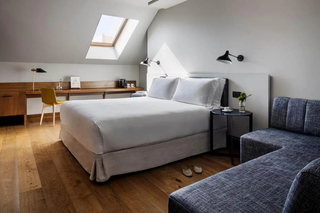 Habitación Doble Deluxe Superior — TÓTEM Madrid, a Small Luxury Hotel of the World