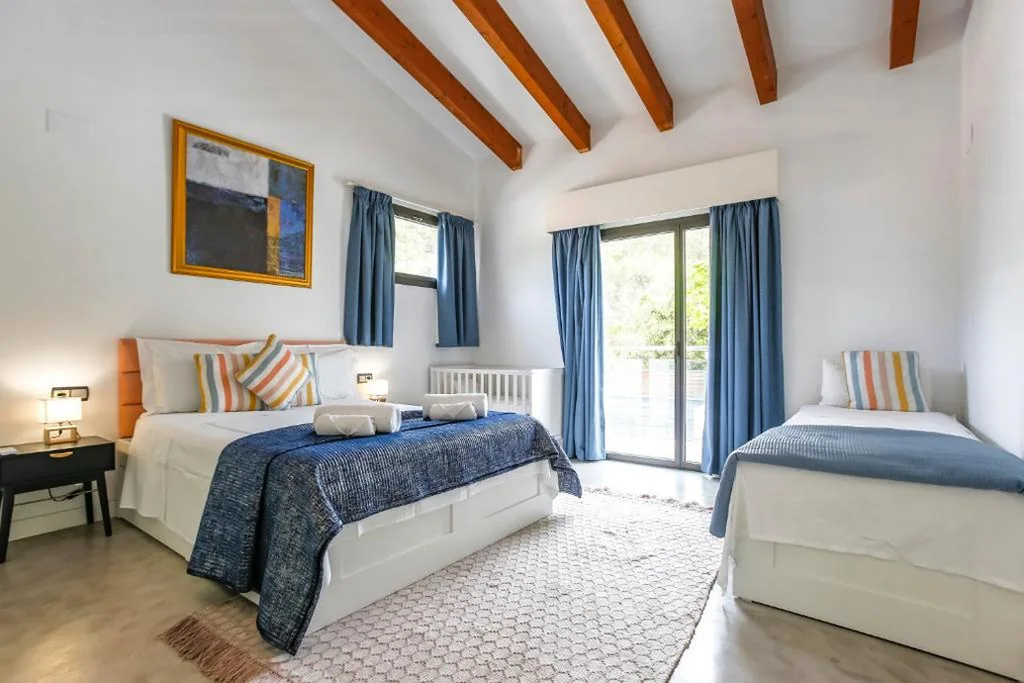 Tranquil large 6 bedroom family Villa sleeps 15 near Sitges