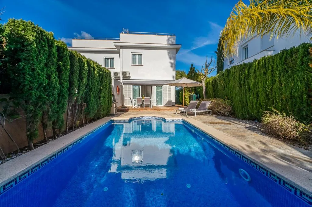 Villa — Traumhafte Villa Maricel für 8 Gäste am Meer