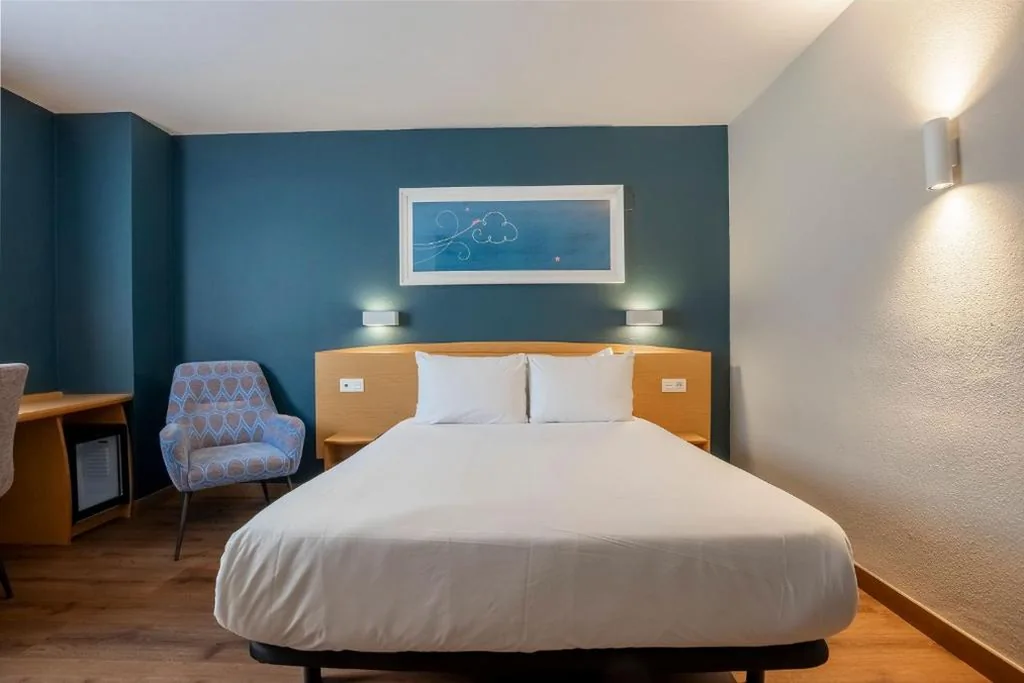 Barrierefreies Doppelzimmer für Gäste mit eingeschränkter Mobilität — Travelodge Alicante Puerto