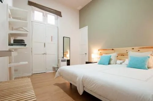 Habitación Doble con baño privado — Triana 103 Rooms & Suites