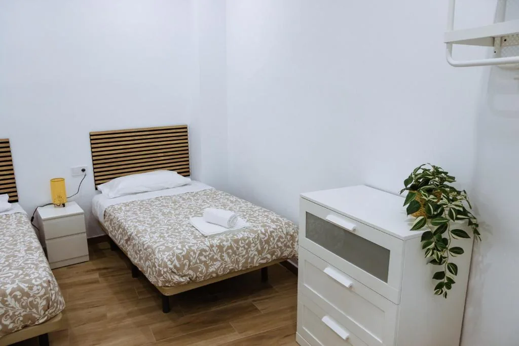 Quarto Standard com casa de banho partilhada - 2 camas — Triana Riverside