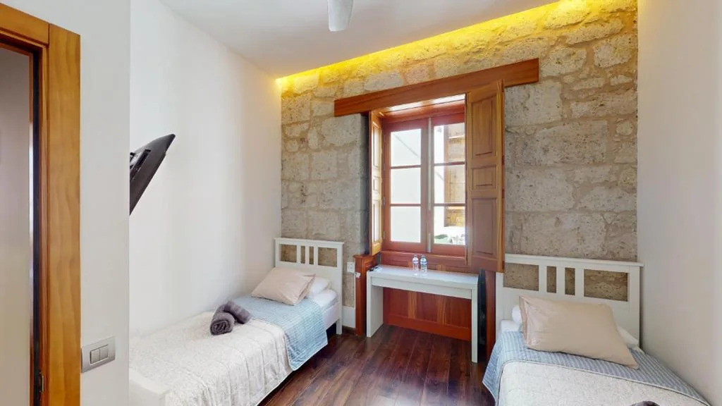 Habitación Doble con baño compartido - 2 camas — Triana Rooms EH