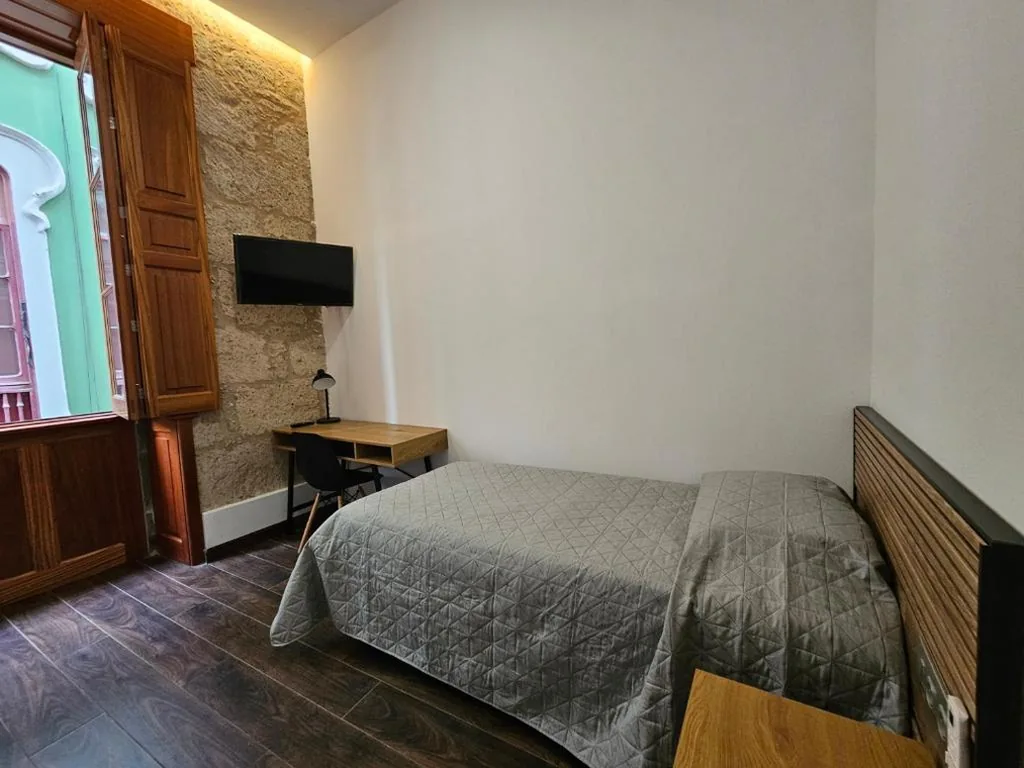 Habitación Individual con baño compartido — Triana Rooms EH