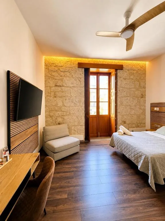 Habitación Triple con baño compartido — Triana Rooms EH