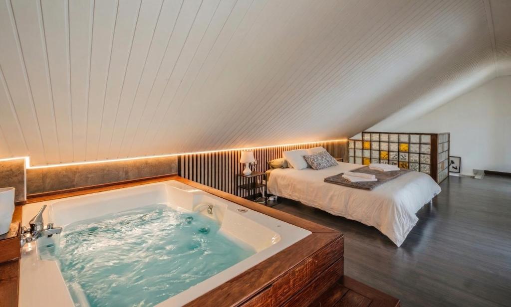 Tríplex con jacuzzi privado y terraza a 1h de Madrid