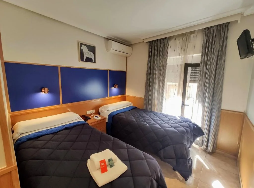 Habitación Doble con balcón — Trípolis Toledo