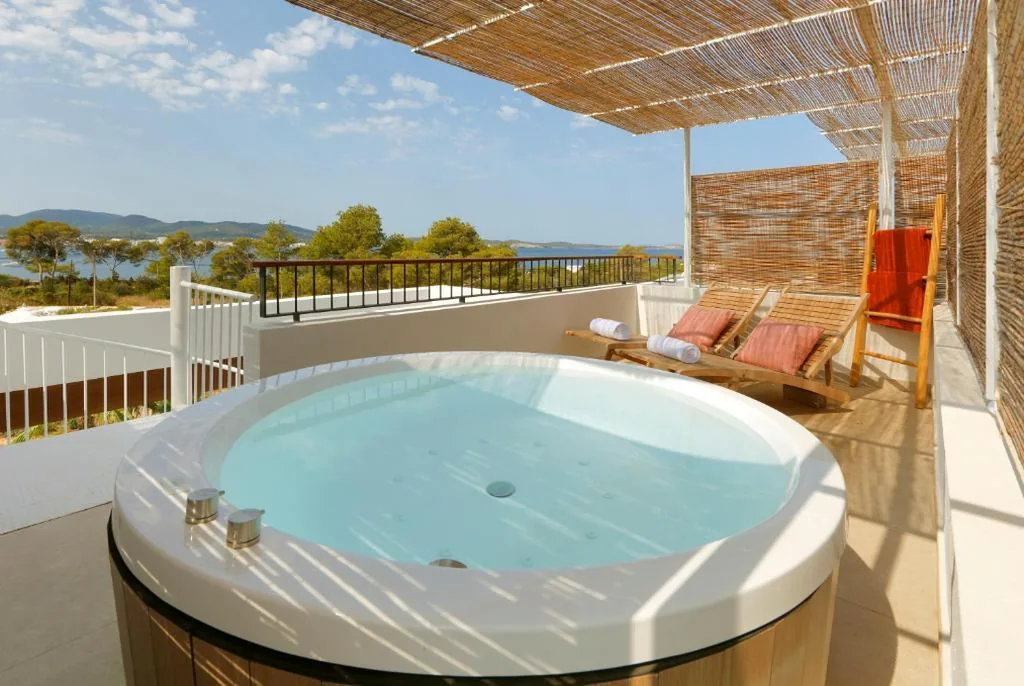 Suite Junior Signature Level com banheira de hidromassagem no terraço e terraço — TRS Ibiza Hotel - Adults Only
