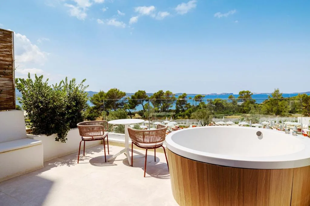 Suite Junior Signature Level com banheira de hidromassagem e terraço — TRS Ibiza Hotel - Adults Only