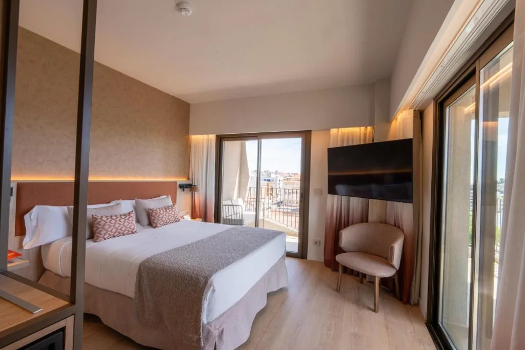 Camera doppia Deluxe con balcone e vista sul fiume — Turia Badajoz