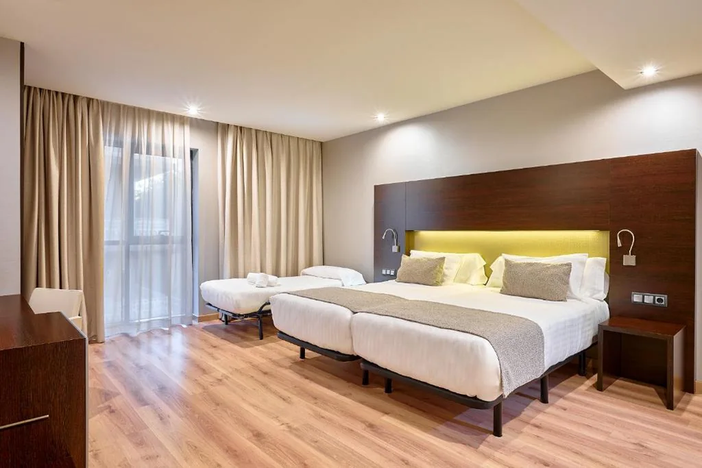 Habitación Triple (3 adultos) — Turia Granada