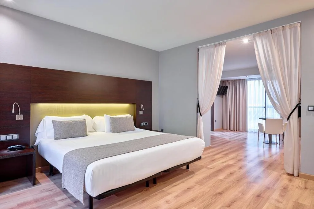 Suite Junior Deluxe con bañera de hidromasaje — Turia Granada
