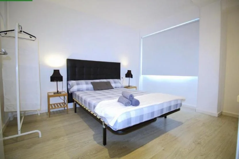 Standard Double Room with Shared Bathroom — Tus Habitaciones en Ruzafa