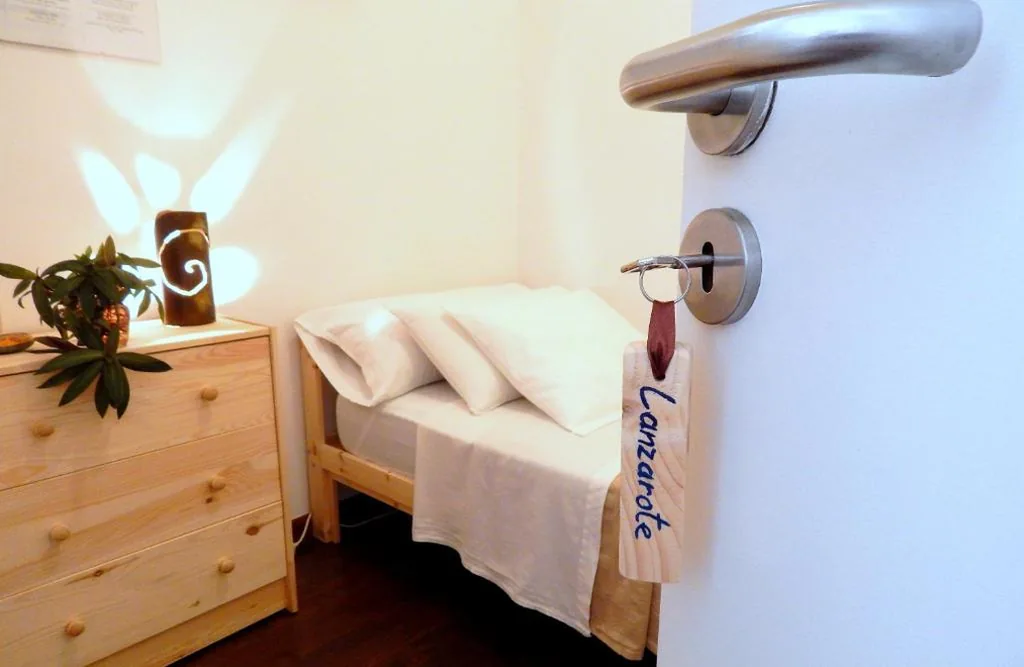 Camera singola piccola con bagno in comune — Twenty Seven Degrees Las Palmas