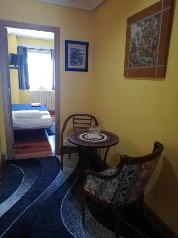 Doppelzimmer mit Zustellbett – 2 Betten — Txoko Maitea Pentsioa