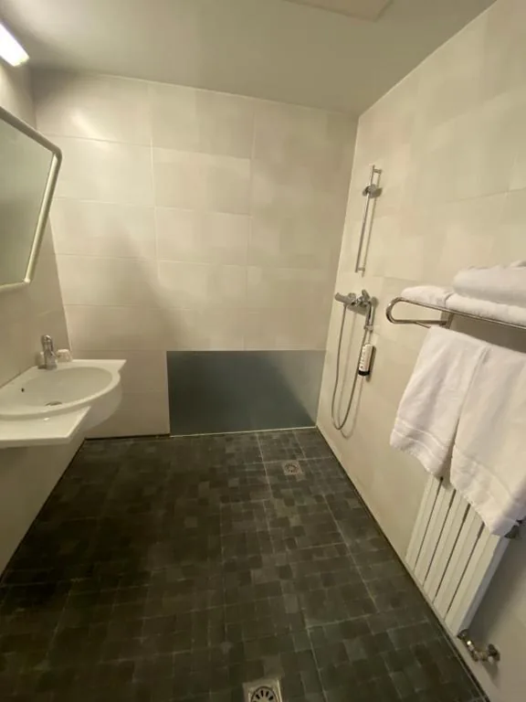 Quarto Duplo adaptado para pessoas com mobilidade reduzida — U Hotel Villa-Gomá