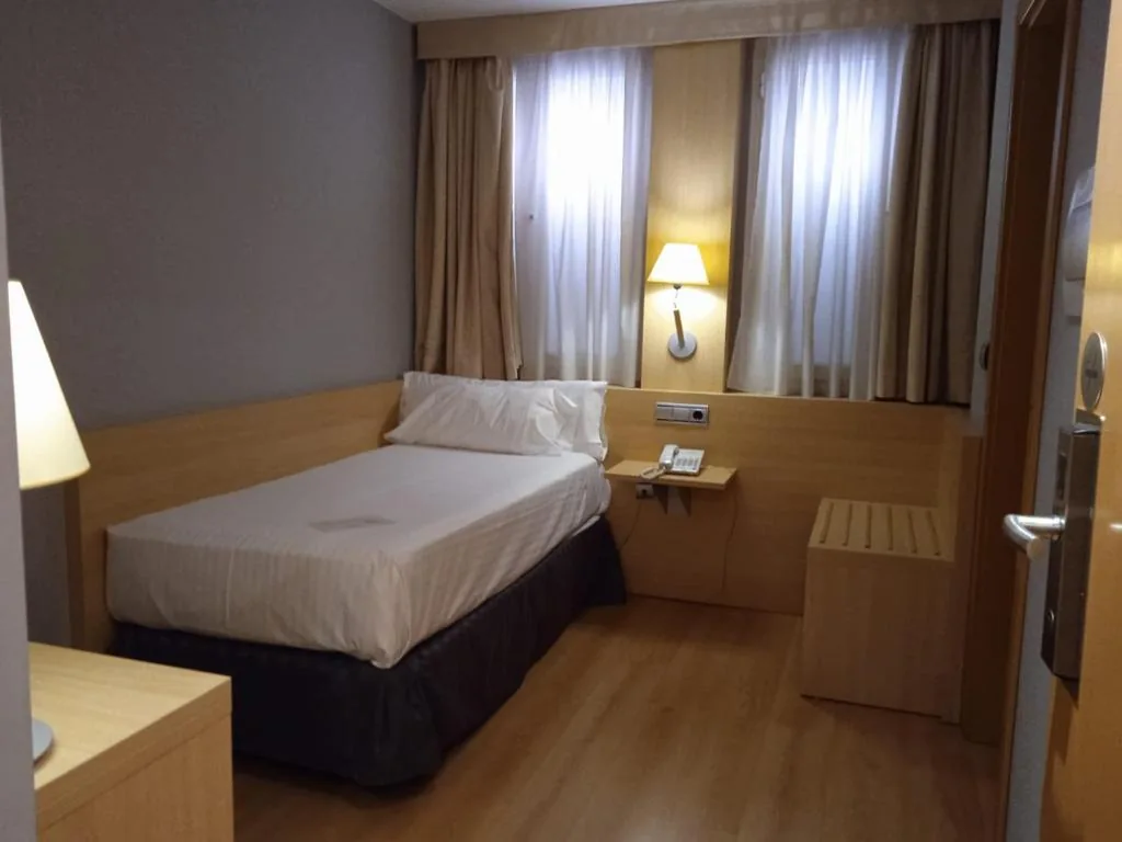 Quarto Individual Pequeno — U Hotel Villa-Gomá