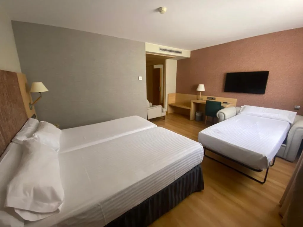 Quarto Triplo com 2 camas individuais e sofá-cama — U Hotel Villa-Gomá