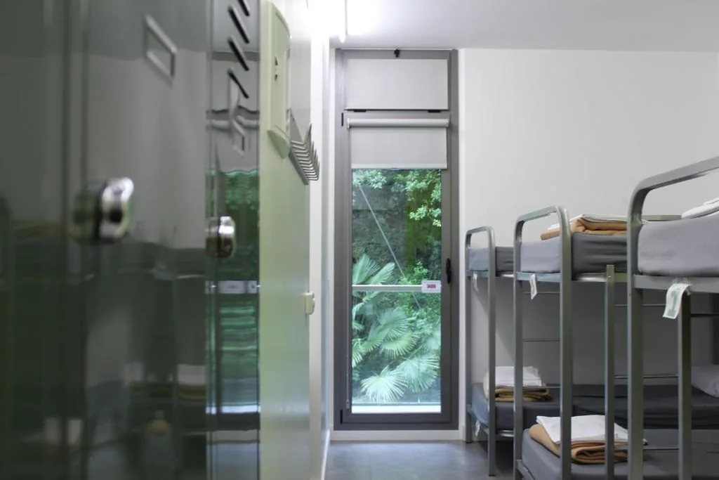 Bett im Sechsbettzimmer — UBA Hostel