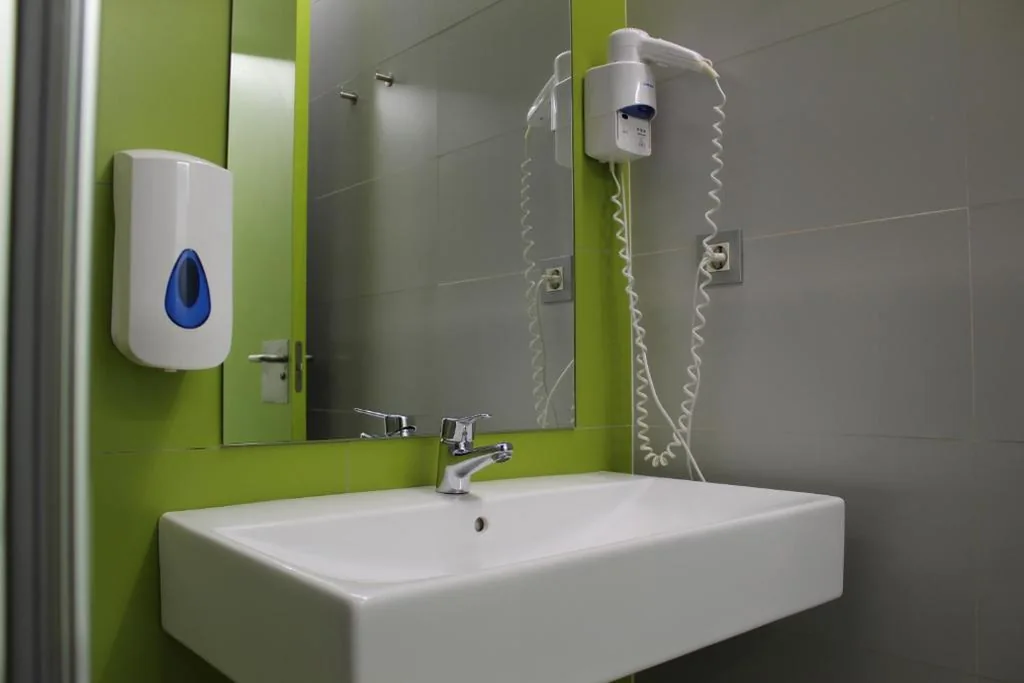 Doppelzimmer – 2 Betten — UBA Hostel