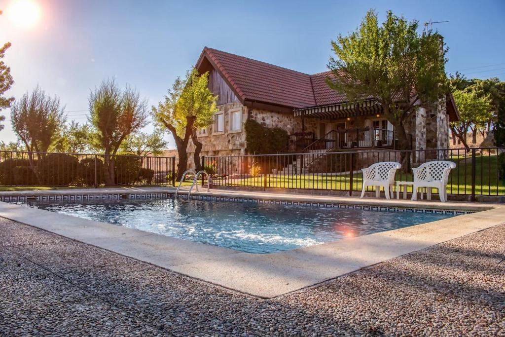 Una casita en el campo dentro de la ciudad
