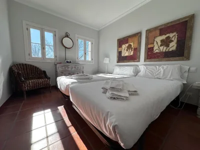 Una casita en el campo dentro de la ciudad — Foto 2