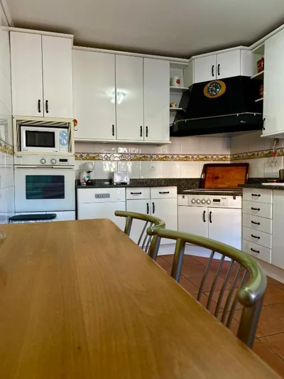 Una casita en el campo dentro de la ciudad — Foto 5